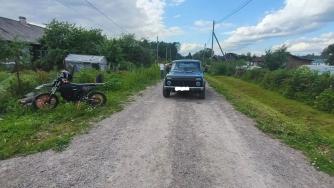 Нива и питбайк на проселочной дороге в Карелии