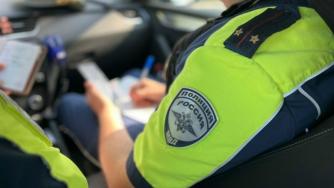 сотрудник полиции оформляет документы