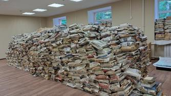 сваленные библиотечные книги в газетах