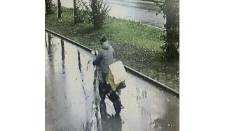 человек на электровелосипеде едет по тротуару