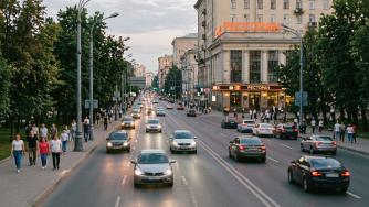 Дом с вывеской "Ресторан" на оживленной улице