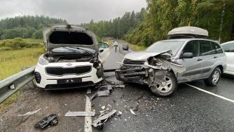 два автомобиля столкнулись на дороге