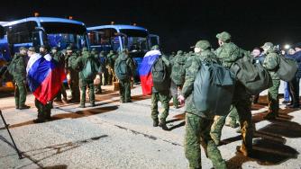 российские бойцы возле автобусов