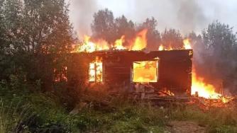 полыхающий дом в поселке