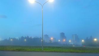 ночной город летом в тумане