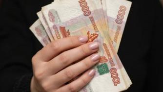 пачка российских купюр в руке