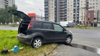 легковое авто на газоне после дтп