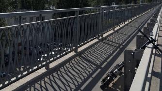 электросамокат на тротуаре на гоголевском мосту