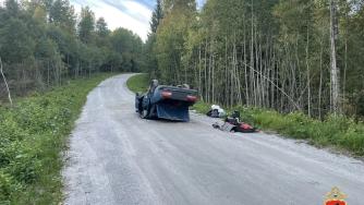 автомобиль стоит на крыше