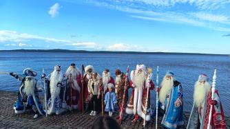 Деды Морозы фотографируются на набережной Петрозаводска