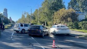 столкнувшиеся три легковушки