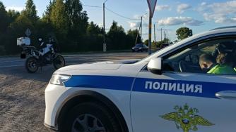 Машина полиции и мотоцикл