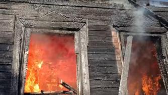 огонь в окнах дома