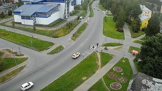 питбайк и пешеходы на улице Петрозаводска
