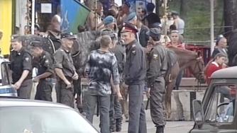 люди и полиция на улице Петрозаводска 20 лет назад
