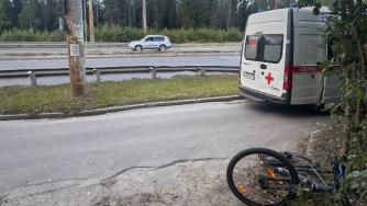 скорая и валяющийся велосипед после дтп