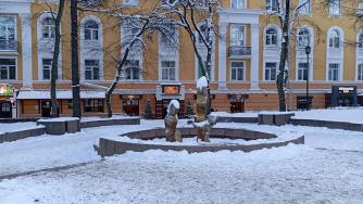 фонтан в сквере Петрозаводска зимой