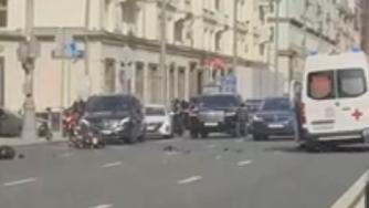 сбитый скорой мотоцикл в нескольких метрах от нее