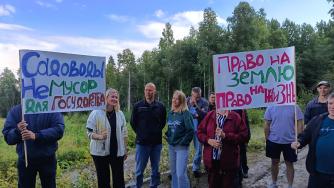 садоводы с табличками на сходе