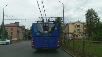 троллейбус едет по улице Петрозаводска
