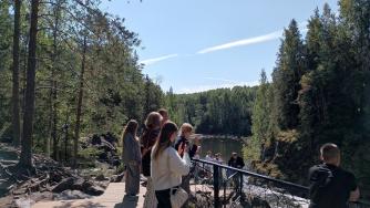 люди фотографируют водопад Кивач