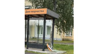 разбитое стекло в остановке