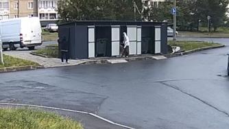 подростки крутятся у мусорной площадки