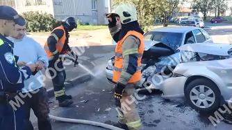 Пожарные спасатели на месте ДТП