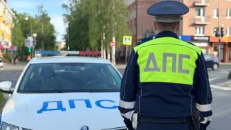 Экипаж ДПС на улице города