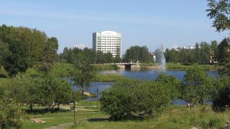Вид на реку Лососинка и отель "Карелия" в Петрозаводске
