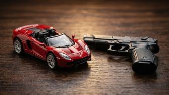 Игрушечный автомобиль и пистолет