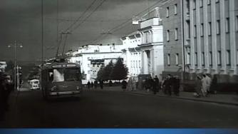 первый троллейбус едет по городу в 1961 году