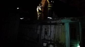 пожарные на крыше дома