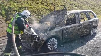 пожарные тушат автомобиль