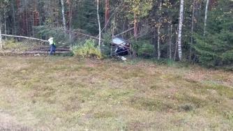 автомобиль врезался в деревья