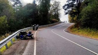 перевернувшийся мотоцикл на трассе