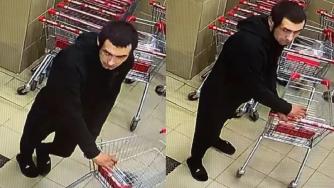мужчина с магазинной тележкой