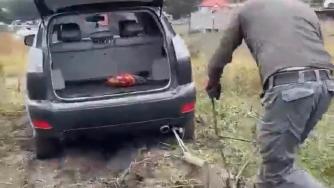 автомобиль тянет плуг