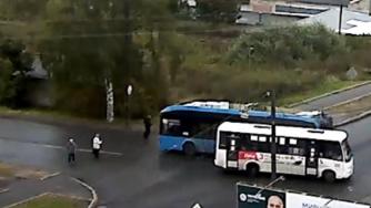 Троллейбус в городе