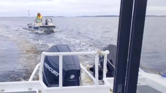 спасатели подцепили заглохшую лодку в море