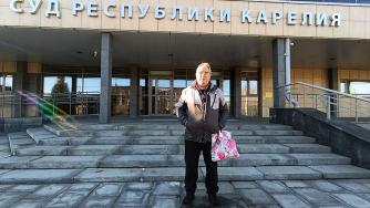 Николай Петрюк у здания суда