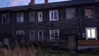 Аварийный дом на улице Школьной в Чалне