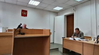 судья, микрофон, суд