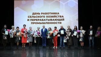 женщины и губернатор на сцене