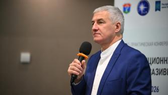 Парфенчиков с микрофоном