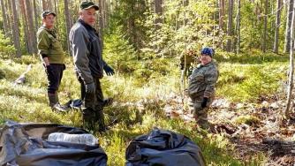 Сотрудники лесничеств убирают незаконные свалки в лесу