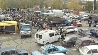 грузовики и люди
