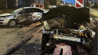два разбитых авто после ДТП