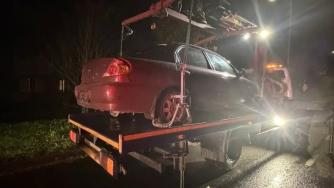 автомобиль нарушителя забирает эвакуатор