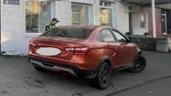 Автомобиль на тротуаре